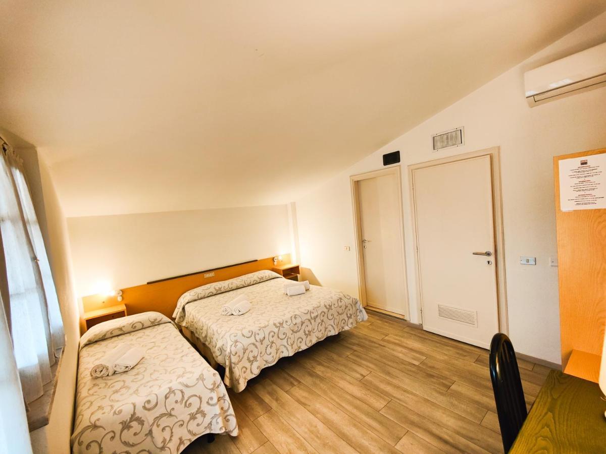 מנרבה דל גארדה Albergo B&B Tenesi מראה חיצוני תמונה