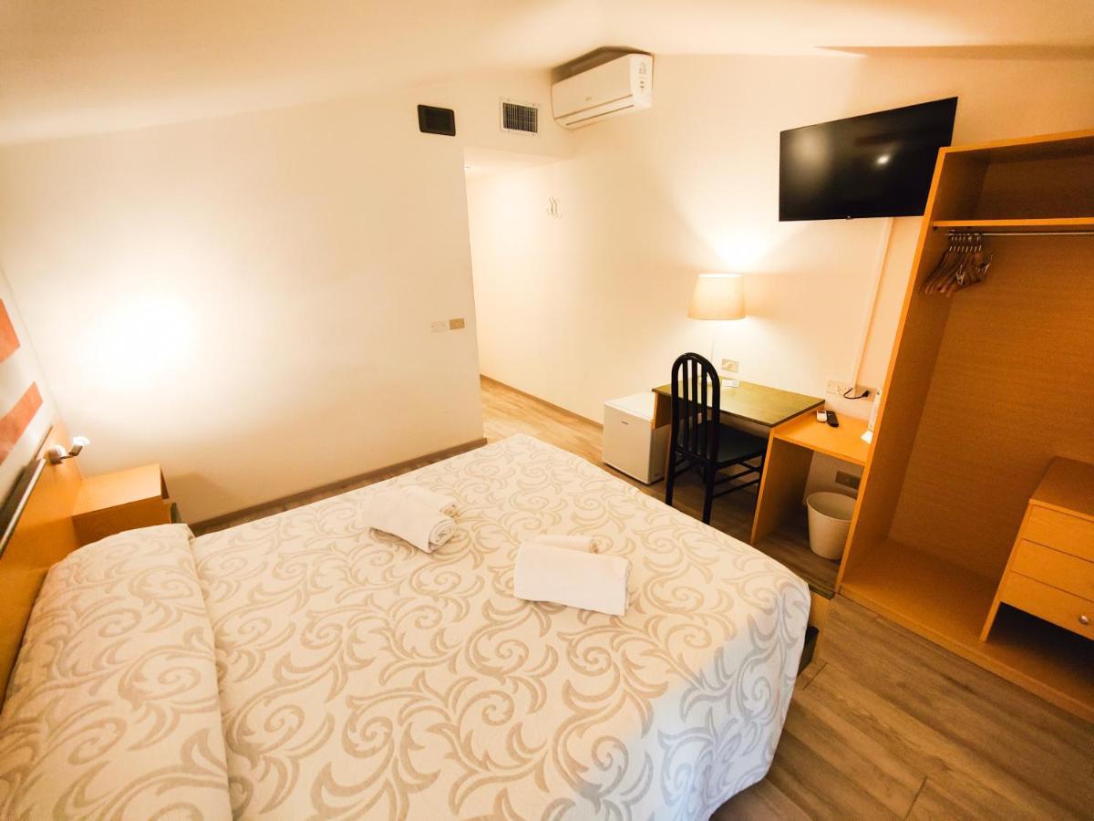 מנרבה דל גארדה Albergo B&B Tenesi מראה חיצוני תמונה